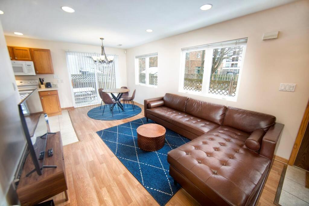 Tucked Away Off Brady - 4 Beds Apartment มิลวอกี ภายนอก รูปภาพ