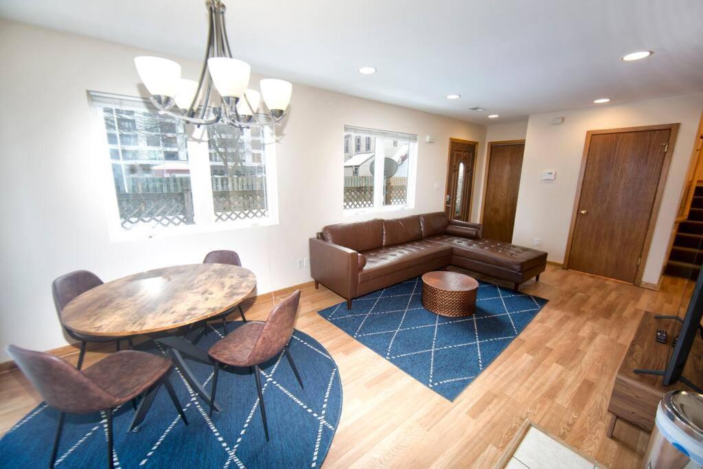 Tucked Away Off Brady - 4 Beds Apartment มิลวอกี ภายนอก รูปภาพ