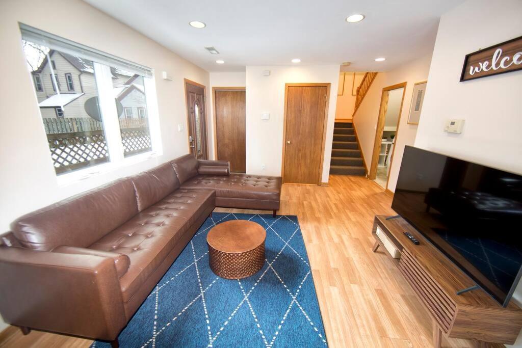 Tucked Away Off Brady - 4 Beds Apartment มิลวอกี ภายนอก รูปภาพ