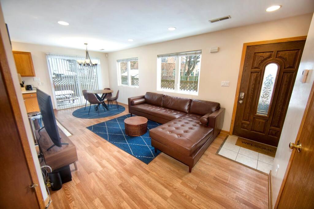 Tucked Away Off Brady - 4 Beds Apartment มิลวอกี ภายนอก รูปภาพ