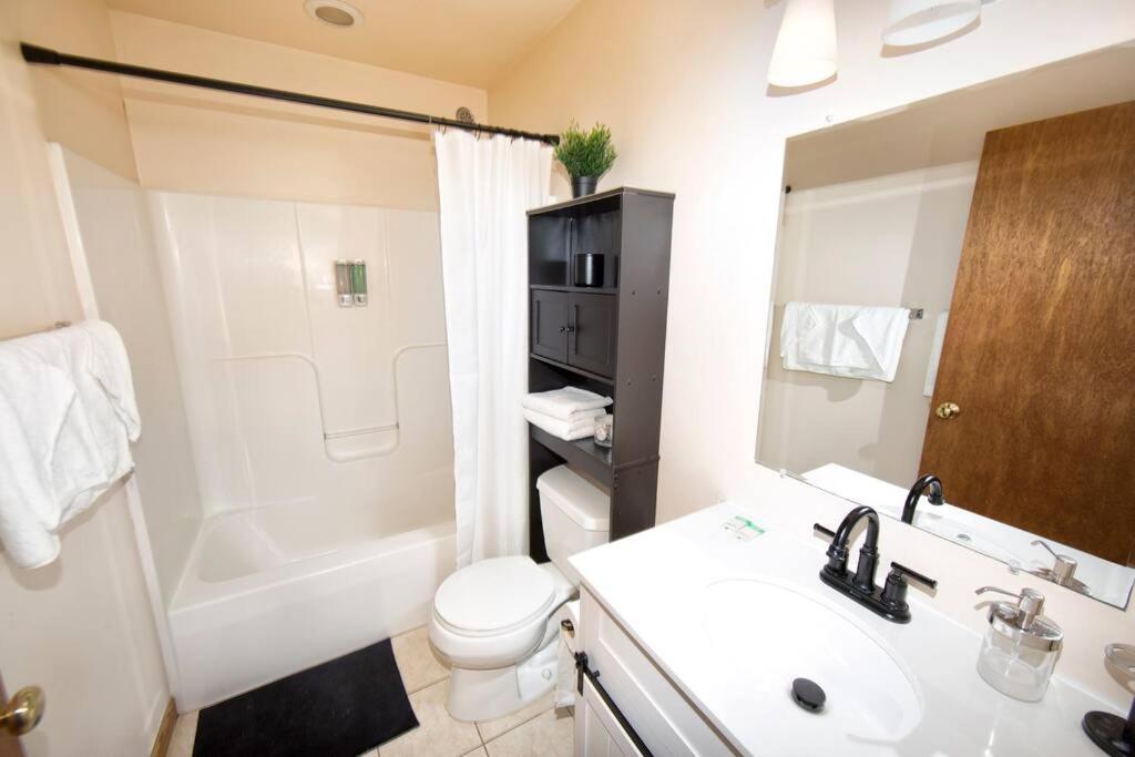 Tucked Away Off Brady - 4 Beds Apartment มิลวอกี ภายนอก รูปภาพ